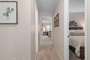 3 bedrooms, desk, iron/ironing board, travel cot - Salisbury Cottage (Salisbury)