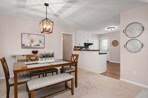 Dining - Salisbury Cottage (Salisbury)