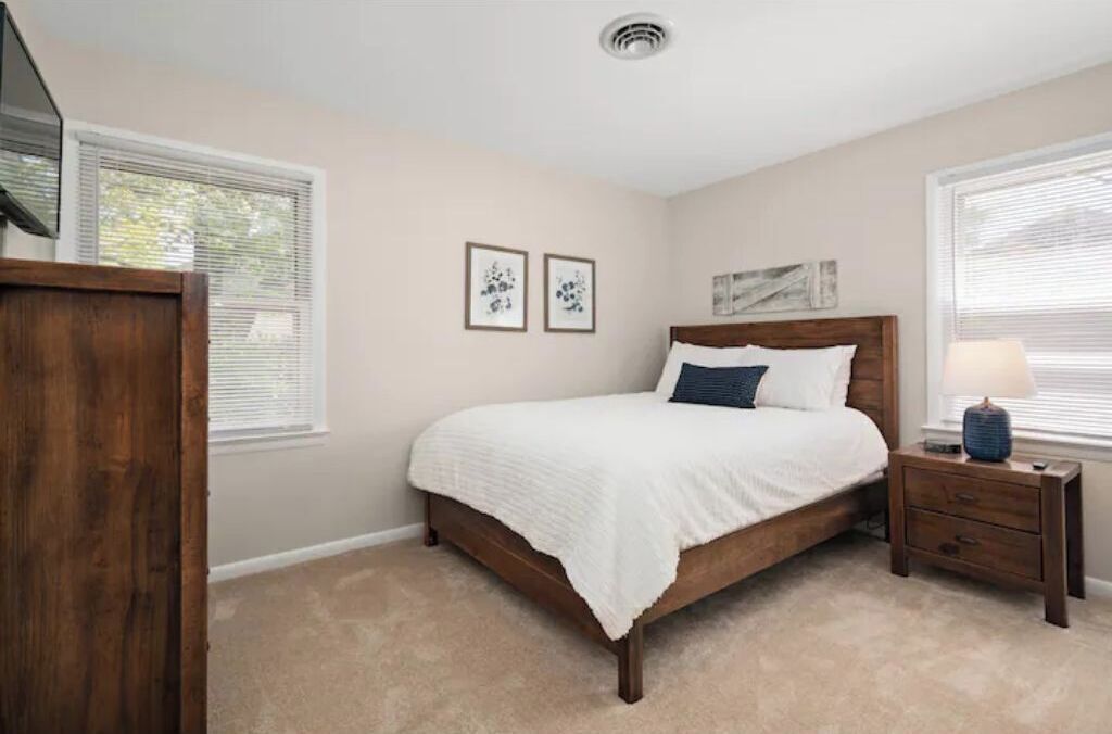 3 chambres, bureau, fer et planche à repasser, lit parapluie