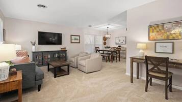 TV connectée, livres, espaces bureaux