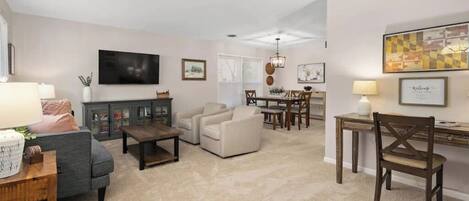 Una Smart TV, libros, una oficina