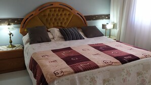 Quarto casal família | Escrivaninha, espaço de trabalho para notebook, Wi-Fi de cortesia