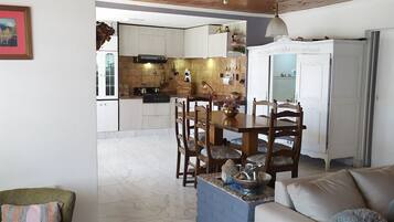 Refrigerador, microondas, parrilla de estufa y arrocera