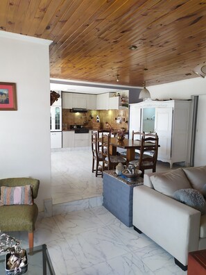 Refrigerador, microondas, placa de cocina, arrocera