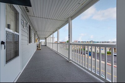 Newly Renovated Condo- mins from Seacreats/ Convention Center & Jolly Rodgers