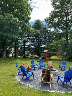 Property grounds - Luxury Pocono 4 BR w/ Game Room, Fire Pit, Playground (East Stroudsburg)