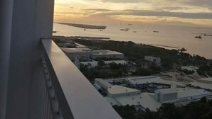 Vista da un balcone su una marina con barche ed edifici.