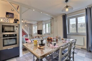 Fridge, microwave, oven, stovetop - Les Pots Bleus - Marcille Raoul (MARCILLE RAOUL)