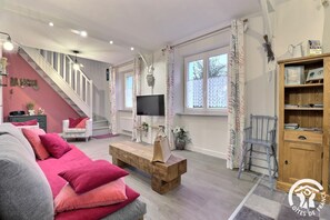 TV, bøker og stereoanlegg