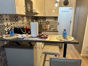 Kühlschrank, Mikrowelle, Herdplatte, Geschirrspüler