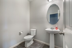 Douche, serviettes fournies, savon, papier toilette