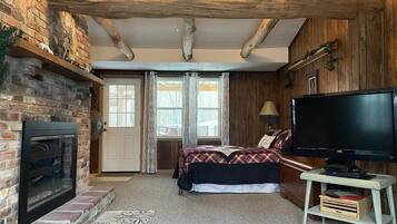 Een televisie, een open haard en boeken