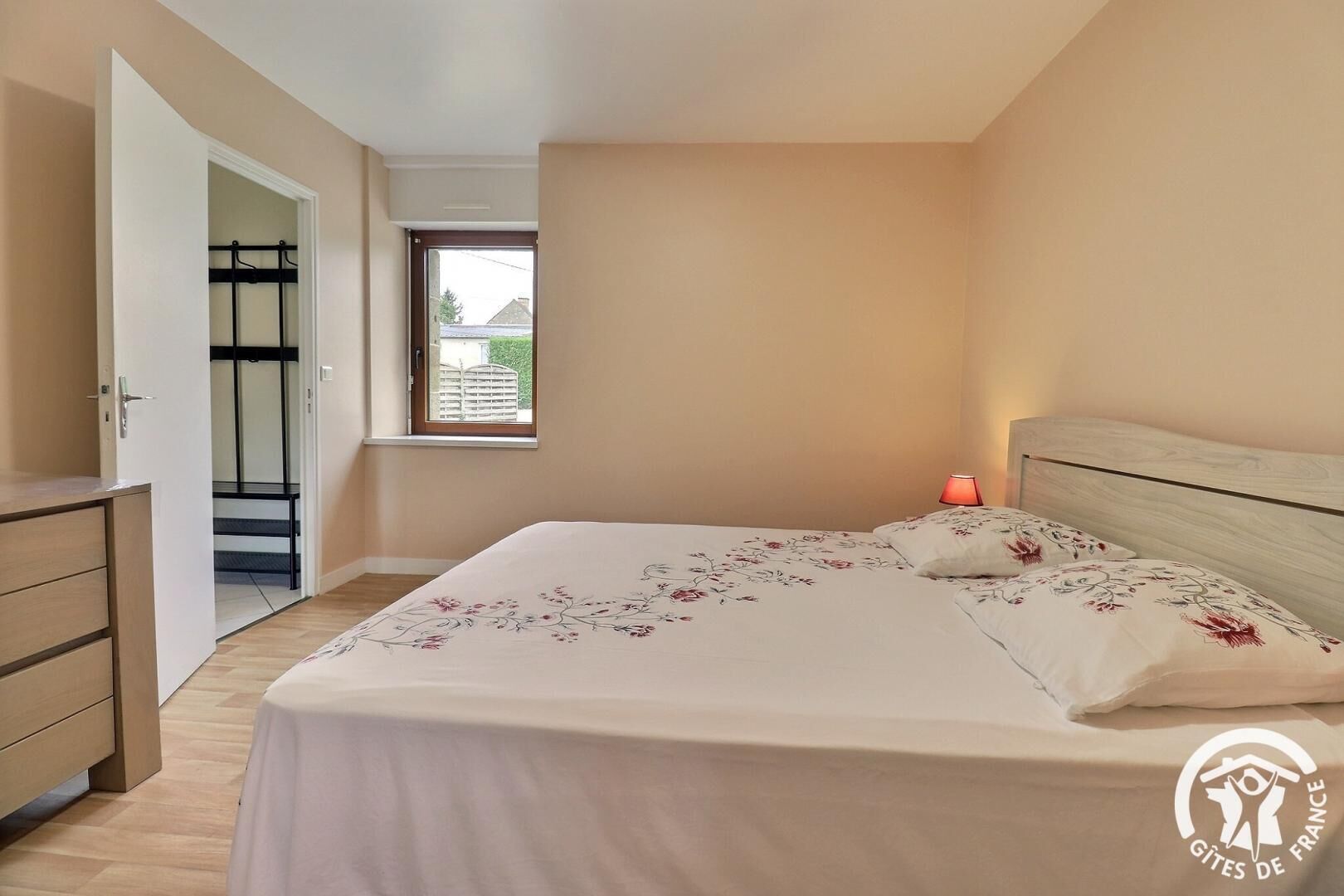 5 chambres, fer et planche à repasser