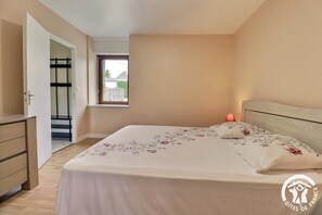 5 bedrooms, iron/ironing board