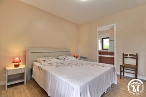 5 chambres, fer et planche à repasser