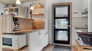 Kühlschrank, Herdplatte, Wasserkocher mit Kaffee-/Teezubehör