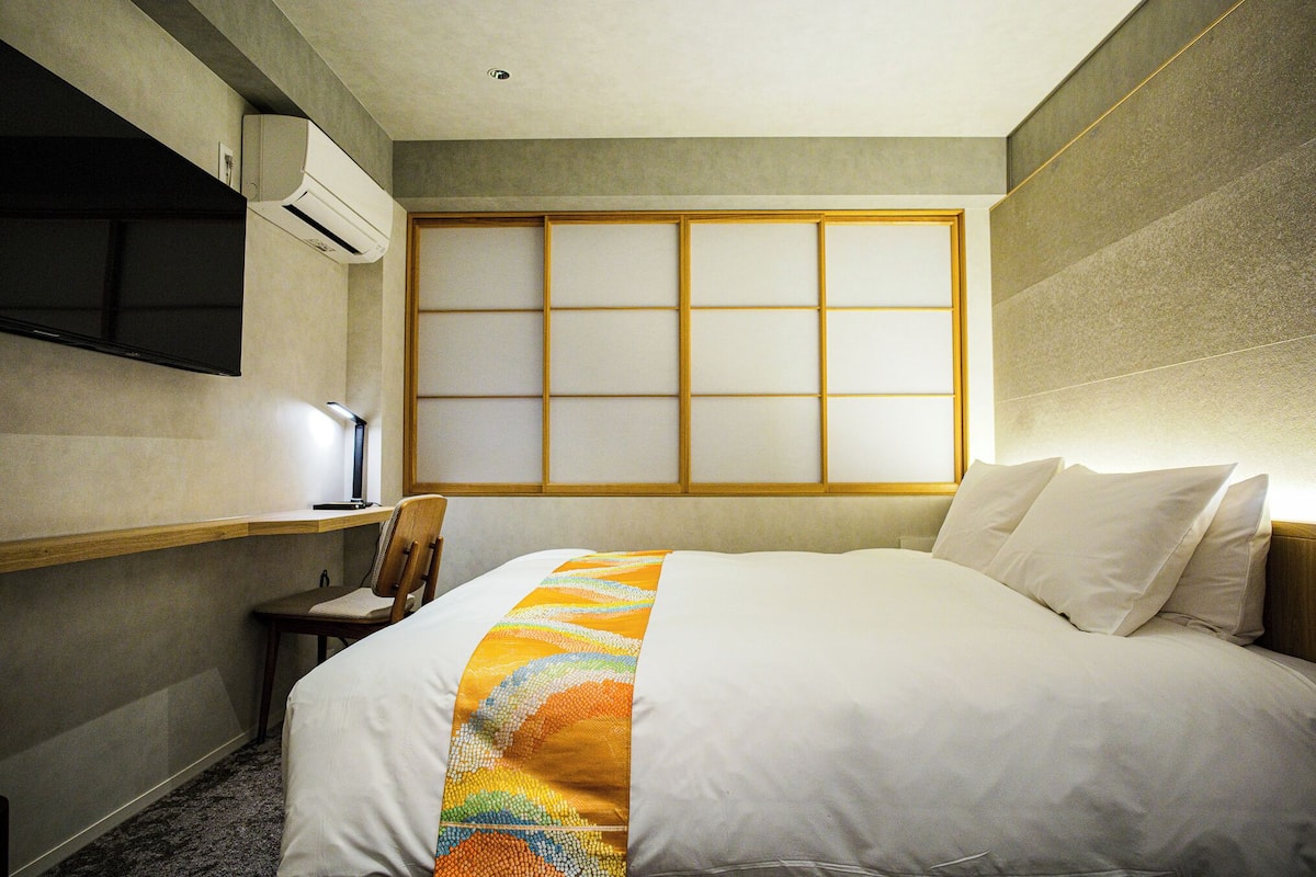 Eenvoudige tweepersoonskamer, 1 kingsize bed (1st Floor) | Luxe beddengoed, donsdekens, een kluis op de kamer, een bureau