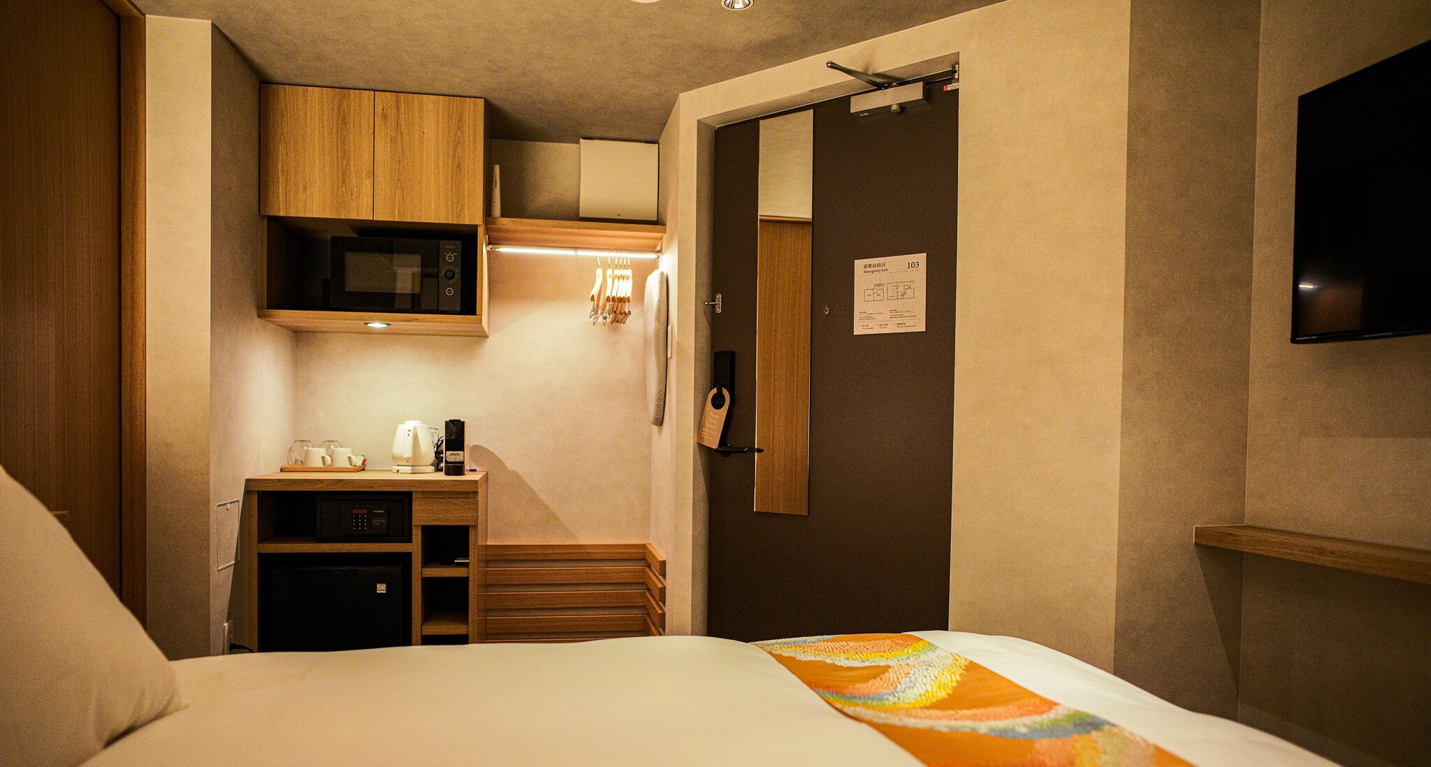 Premium bedding, down comforters, in-room safe, desk