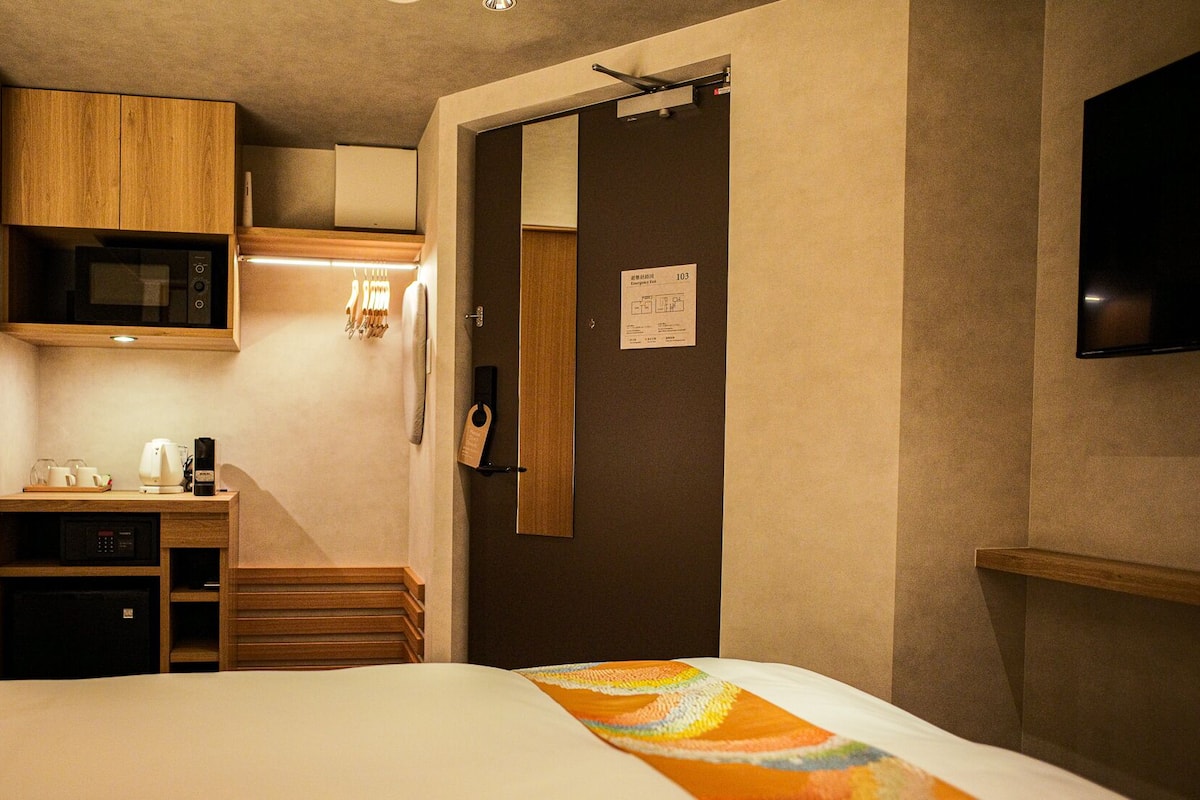 Premium bedding, down comforters, in-room safe, desk