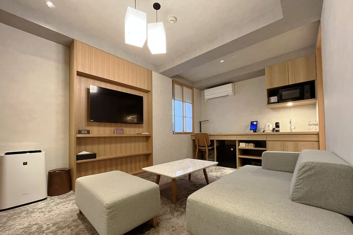 Premium bedding, down comforters, in-room safe, desk