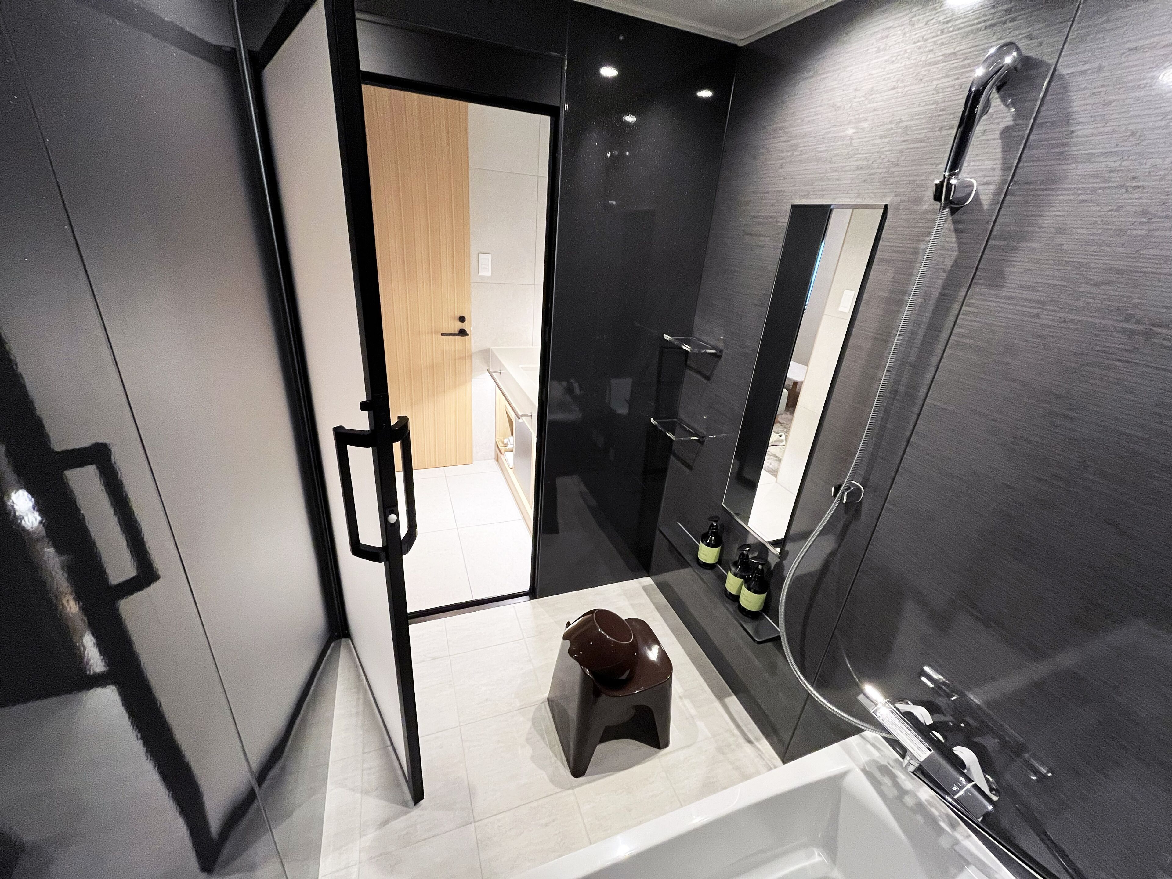 Premium Room, 1 King Bed | Bathroom | Hair dryer, slippers, bidet, towels