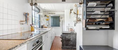 ثلاجة، موقد طهي مسطح، غسالة أطباق، ماكينة لصنع القهوة/الشاي