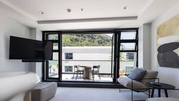 Smart TV, Netflix, streaming services, stereo