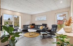 TV connectée, cheminée, table de tennis de table