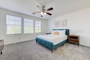 4 bedrooms, WiFi, bed sheets - A modern new construction home ready for your Vegas stay (Enterprise)