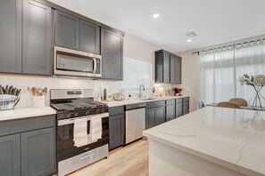 Mikrobølgeovn, oppvaskmaskin og spisebord