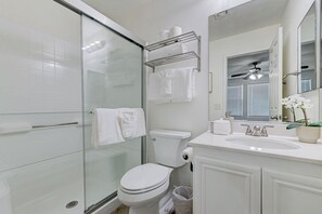 Shower, hair dryer, towels, soap - A modern new construction home ready for your Vegas stay (Enterprise)
