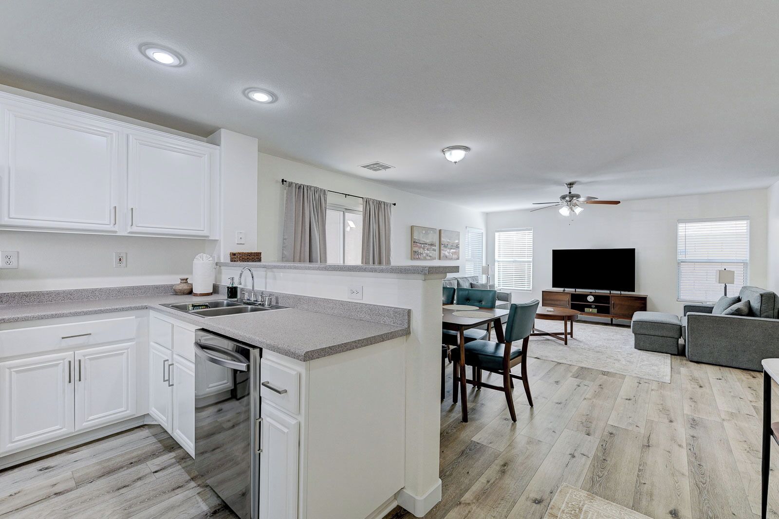 微波炉、洗碗机、餐桌