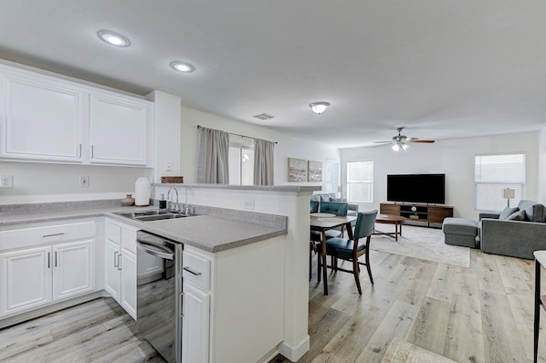 Microondas, lavavajillas, mesa de comedor