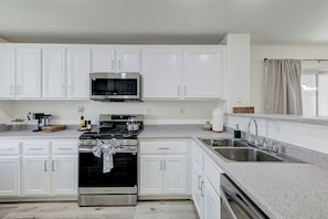 Microondas, lavavajillas, mesa de comedor