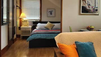 Tabla de planchar con plancha, wifi gratis y ropa de cama