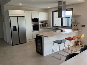 Geladeira, micro-ondas, fogão, cooktop