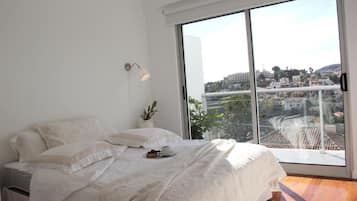 2 chambres, bureau, fer et planche Ă repasser, lit parapluie