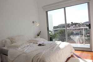 2 bedrooms, desk, iron/ironing board, travel cot - Pátio da Achada View Apartment (Funchal)
