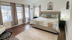 Room - Charming Red Barn-Unique Couples Getaway-Fire Pit-Mountain View (Dandridge)