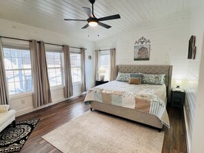 1 bedroom, iron/ironing board, WiFi, bed sheets - Charming Red Barn-Unique Couples Getaway-Fire Pit-Mountain View (Dandridge)