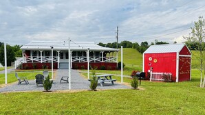 Outdoor dining - Charming Red Barn-Unique Couples Getaway-Fire Pit-Mountain View (Dandridge)