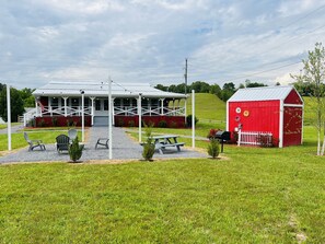 Outdoor dining - Charming Red Barn-Unique Couples Getaway-Fire Pit-Mountain View (Dandridge)