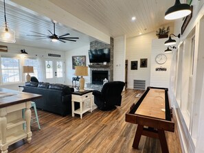 Smart TV, fireplace - Charming Red Barn-Unique Couples Getaway-Fire Pit-Mountain View (Dandridge)