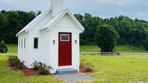 Exterior - Charming Red Barn-Unique Couples Getaway-Fire Pit-Mountain View (Dandridge)
