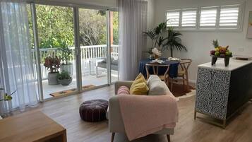 Smart TV, books, stereo