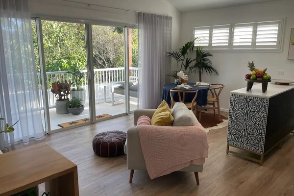 Smart-TV, Bücher, Stereoanlage