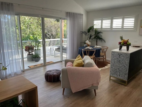 Lil Sass on Sassifras - stylish one bedroom apartment, walk to beach