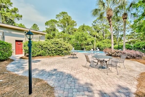 Outdoor dining - 30A Beach Cottage - Steps to Beach, Newly Remodeled Bathrooms (Santa Rosa Beach)