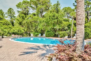 Outdoor pool - 30A Beach Cottage - Steps to the Beach! (Santa Rosa Beach)