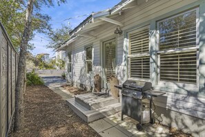 Terrace/patio - 30A Beach Cottage - Steps to the Beach! (Santa Rosa Beach)